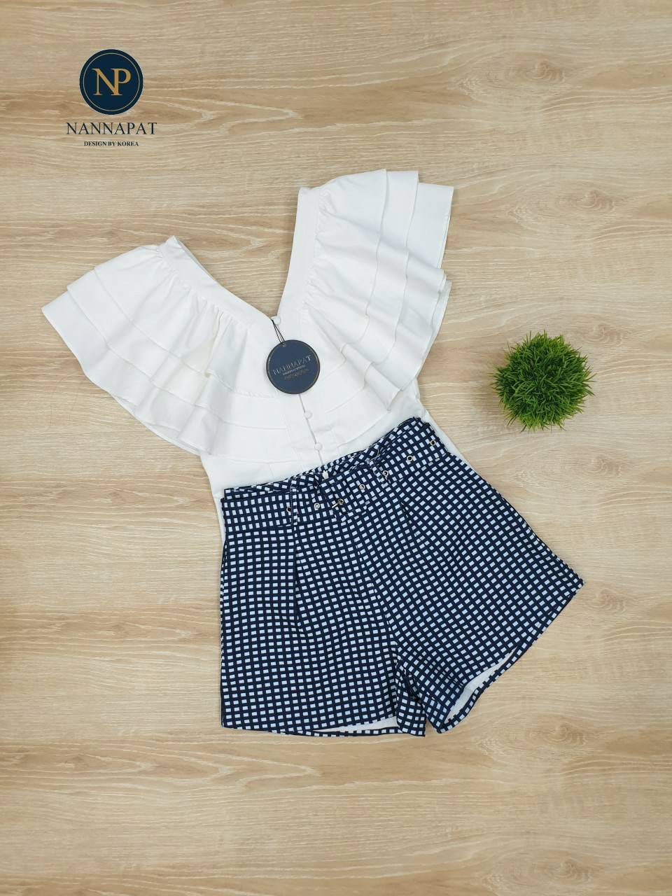 เสื้อกระดุมหน้าคอทำเป็นระบาย