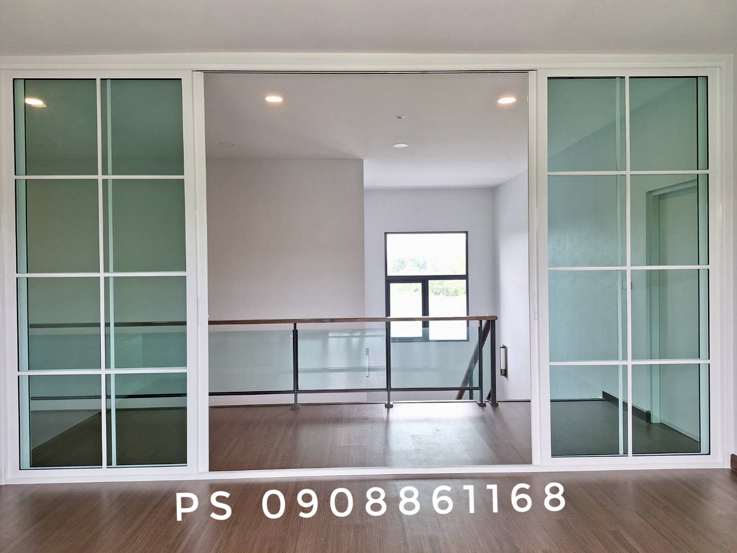 กั้นห้องหน้าโถงบันไดด้วยประตูบานเลื่อนเซมิยูโรอลูมิเนียมสีขาวกระจกเขียวตัดแสงคาดลายลูกฟัก
