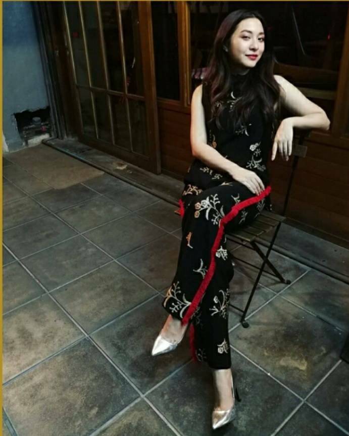 เสื้อแขนกุดซิปหลัง แต่งคอ กางเทรงสวย