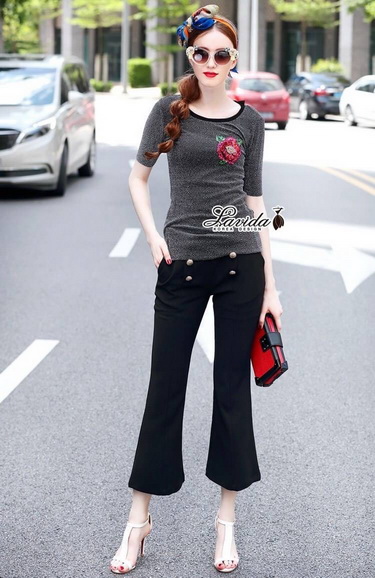 เสื้อทรงแขนสั้นปักดอกกุหลาบสีแดง