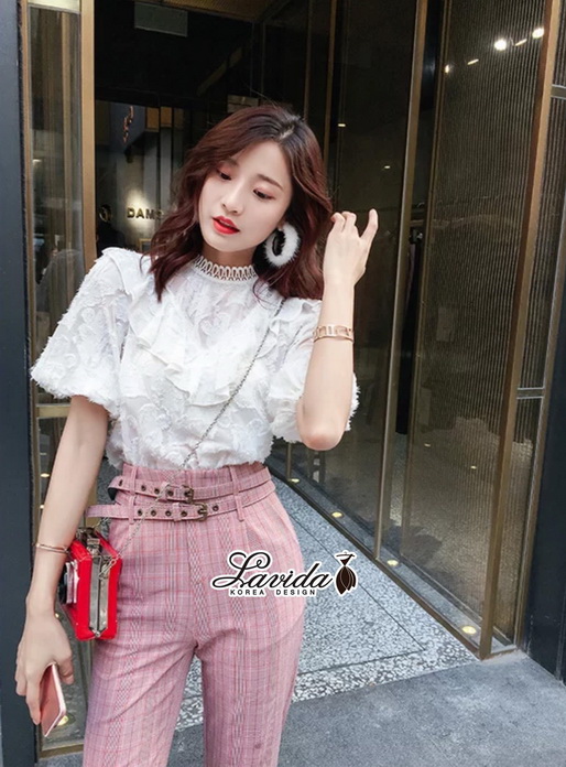 เสื้อสีขาวคอฉลุลูกไม้แต่งระบายอกหวานๆ
