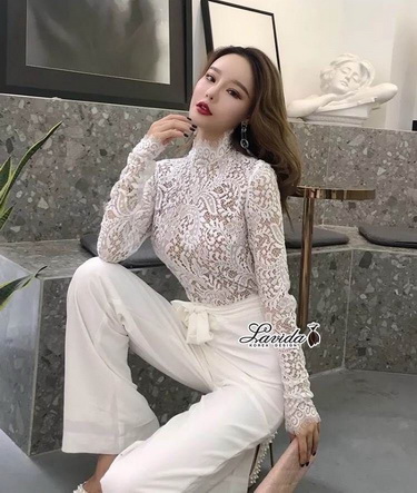 จั้มสูททรงขายาว ตัวเสื้อใช้ผ้าลูกไม้ทอลายสวยโทนสีขาว