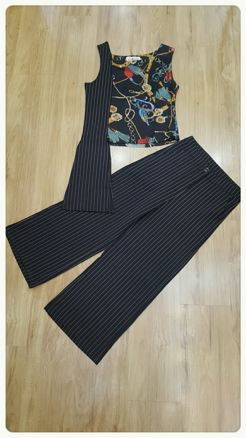 ผ้าพื้นดำริ้วขาวทั้งชุด เสื้อเก๋ด้วยเอาผ้า Silk satin พิมพ์ลายโซ่