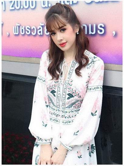 เดรสสีขาวปักและตกแต่งลายดอกไม้สไตล์โบฮีเมียน