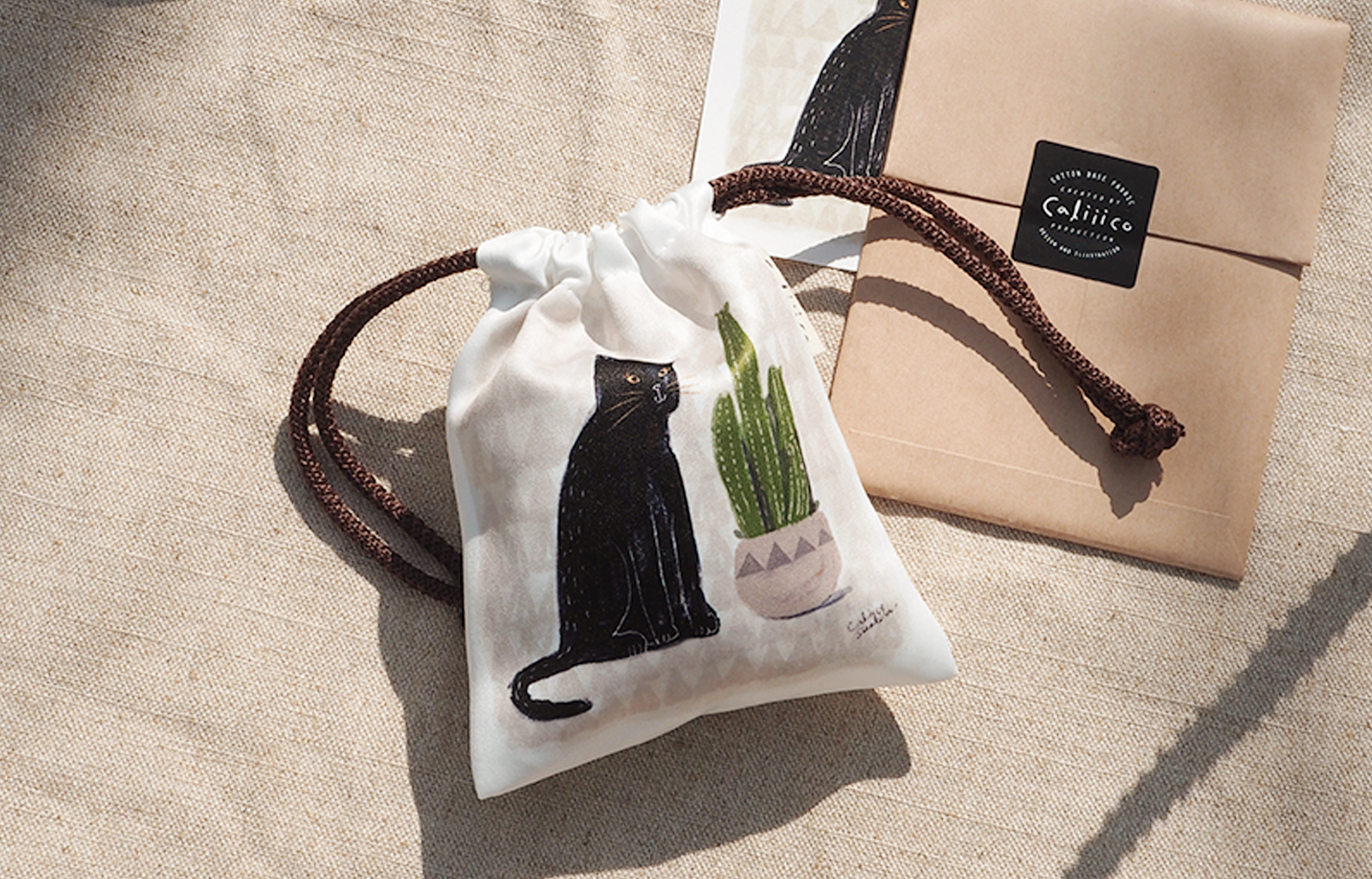 ถุงผ้าหูรูดซาติน ลายแมวกระบองเพชร #1 Smallbag Satin print with Black cat cactus