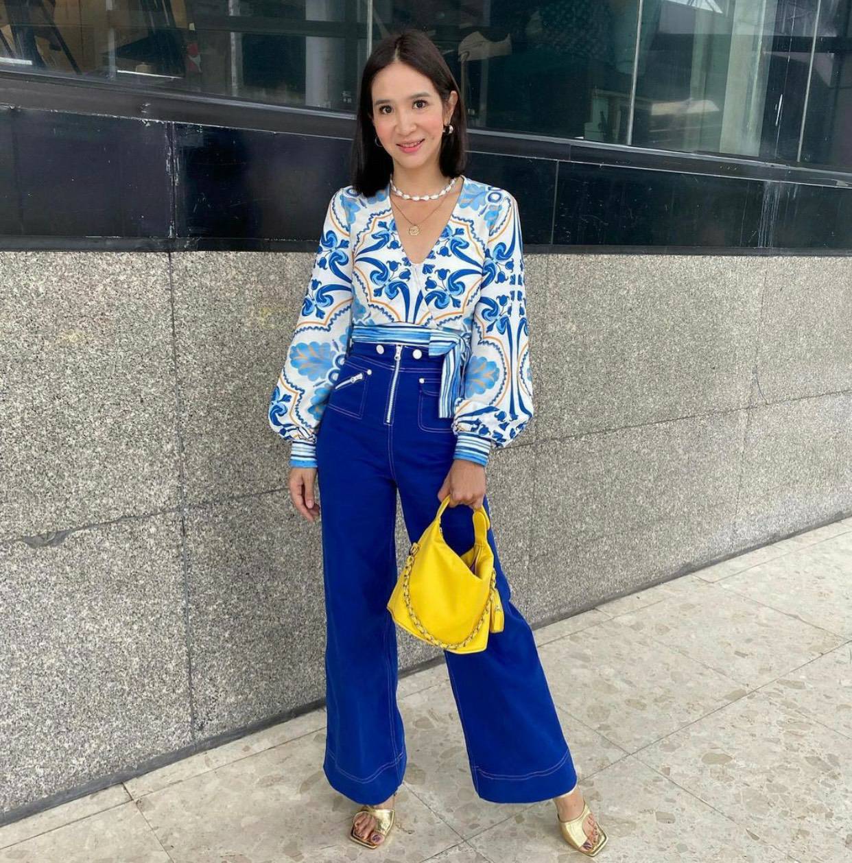 เสื้อพิมพ์กราฟฟิกสุดปังสีฟ้าคอวี