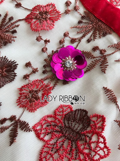 เดรสผ้าลูกไม้ทอลายดอกไม้และตกแต่งดอกไม้สีแดง