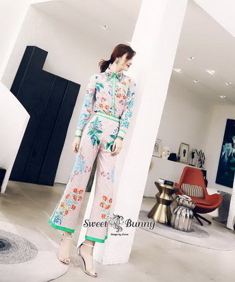 เสื้อเชิ้ตแขนยาว กางเกงทรงตรงขาปล่อยๆ