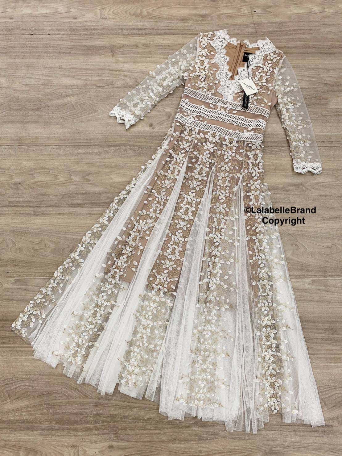 แม็กซี่เดรสลูกไม้ปักทั้งชุดคอวีแขนสามส่วน