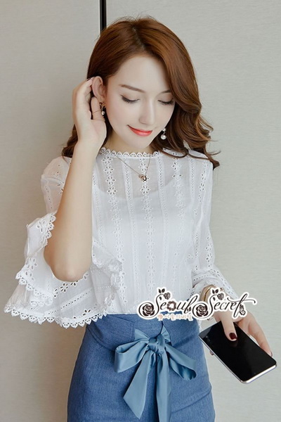 เสื้อทรงสามส่วนต่อชายแขนเป็นทรงระบายๆแขนกระดิ่ง