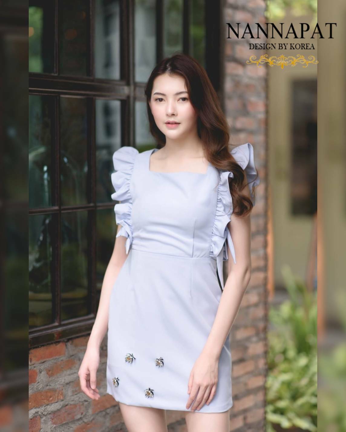 เดรสแขนกุดทำเป็นระบายคล้ายผีเสื้อ