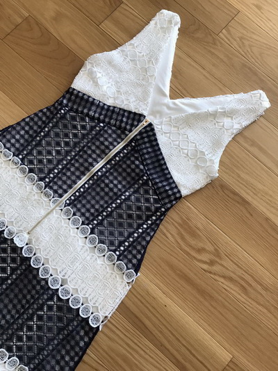 มินิเดรสผ้าลูกไม้สลับสีขาวน้ำเงินทรงคอวี