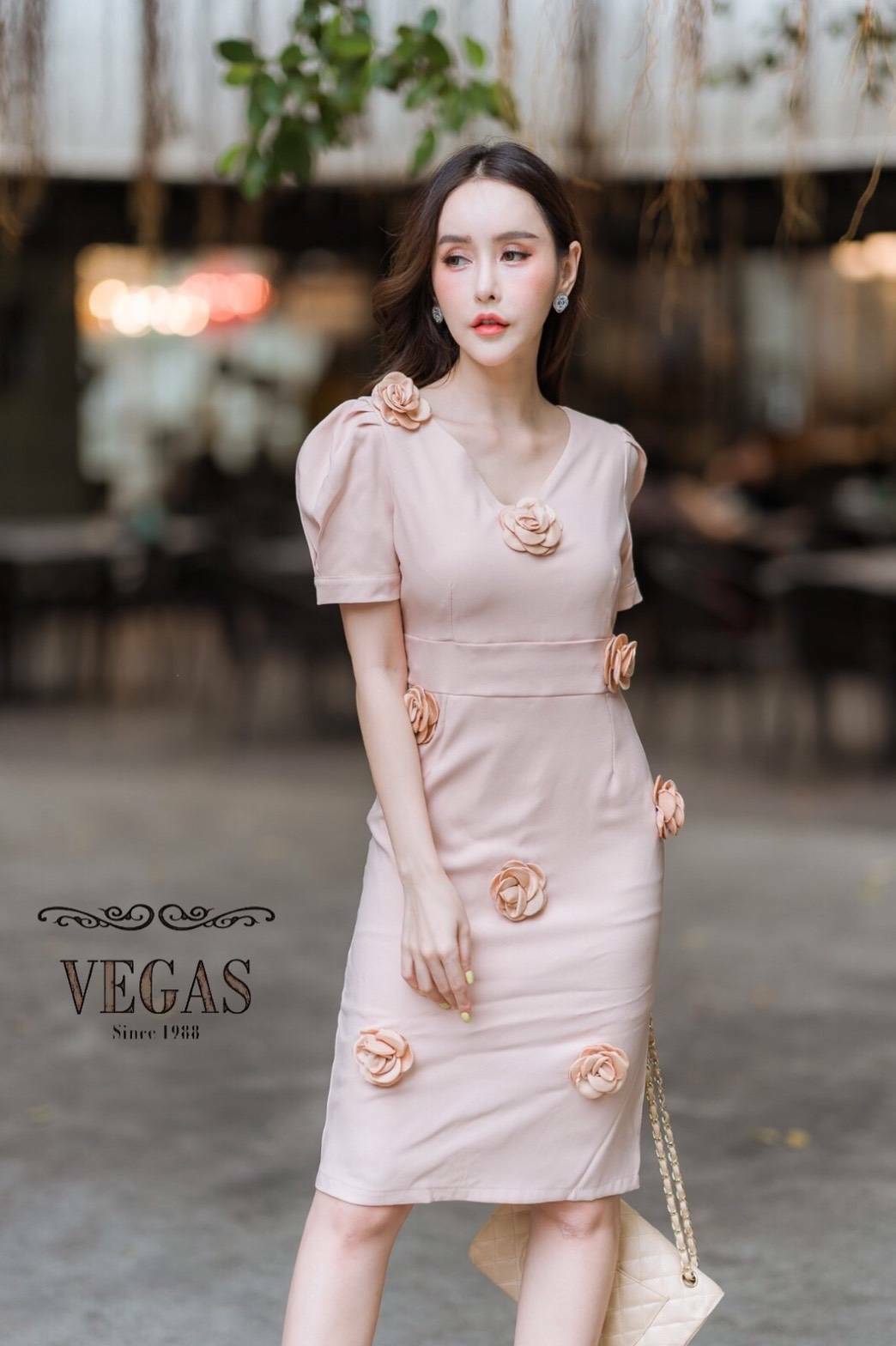 เดรสไหล่แต่งดอกไม้ระบาย3D