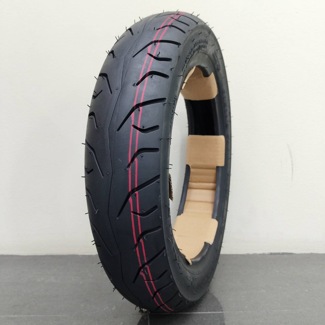 ยางนอกมอเตอร์ไซค์ ขอบ 12 รุ่น K20 ยี่ห้อ KOOGAR ( ยางเรเดียล ไม่ต้องใช้ยางใน) ขนาด 90/90-12 ,100/90-12 ,110/90-12