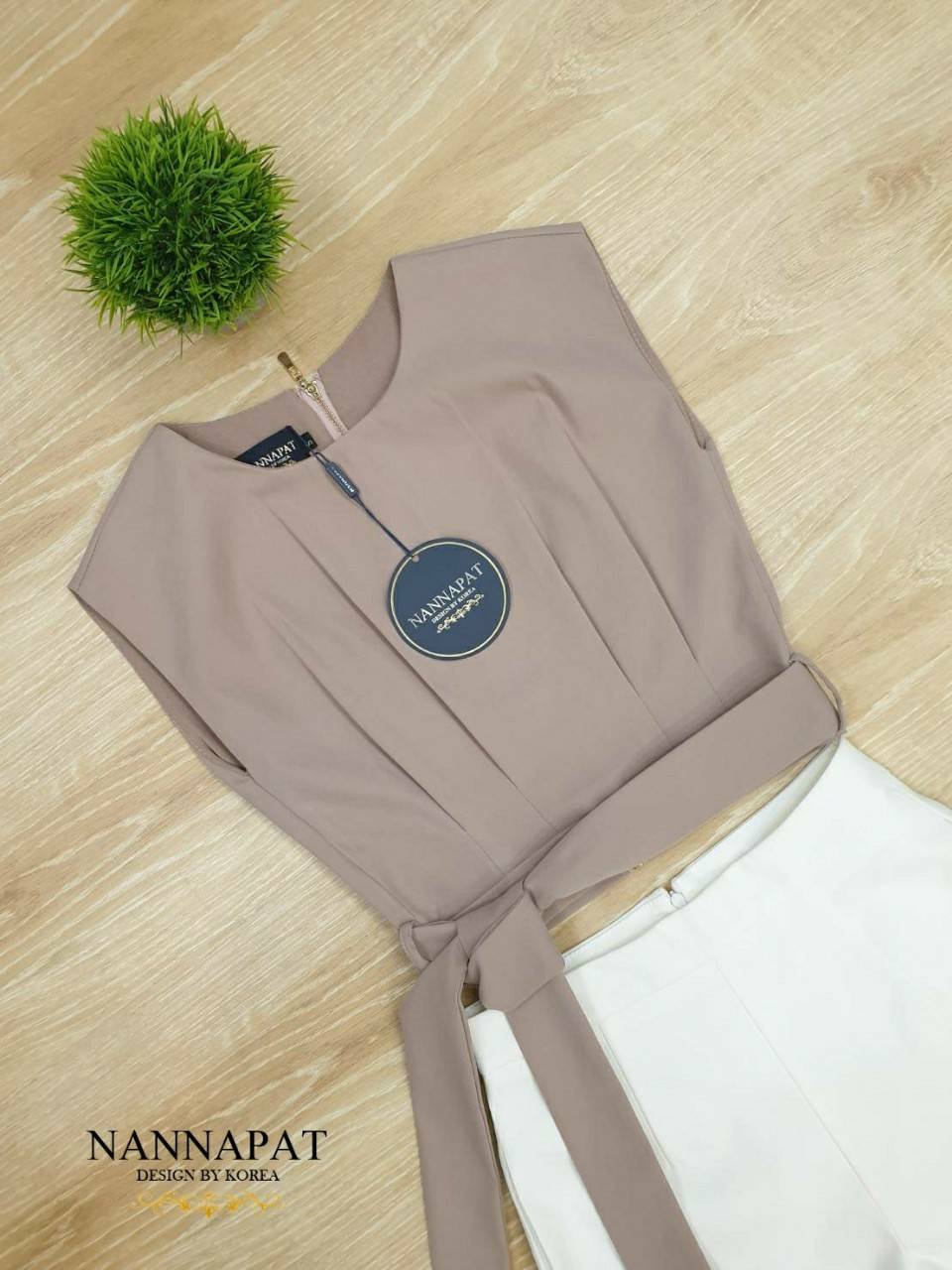 เสื้อแขนกุด ซิปหลัง จับจีบหน้า กางเกงมีกระเป๋าข้าง