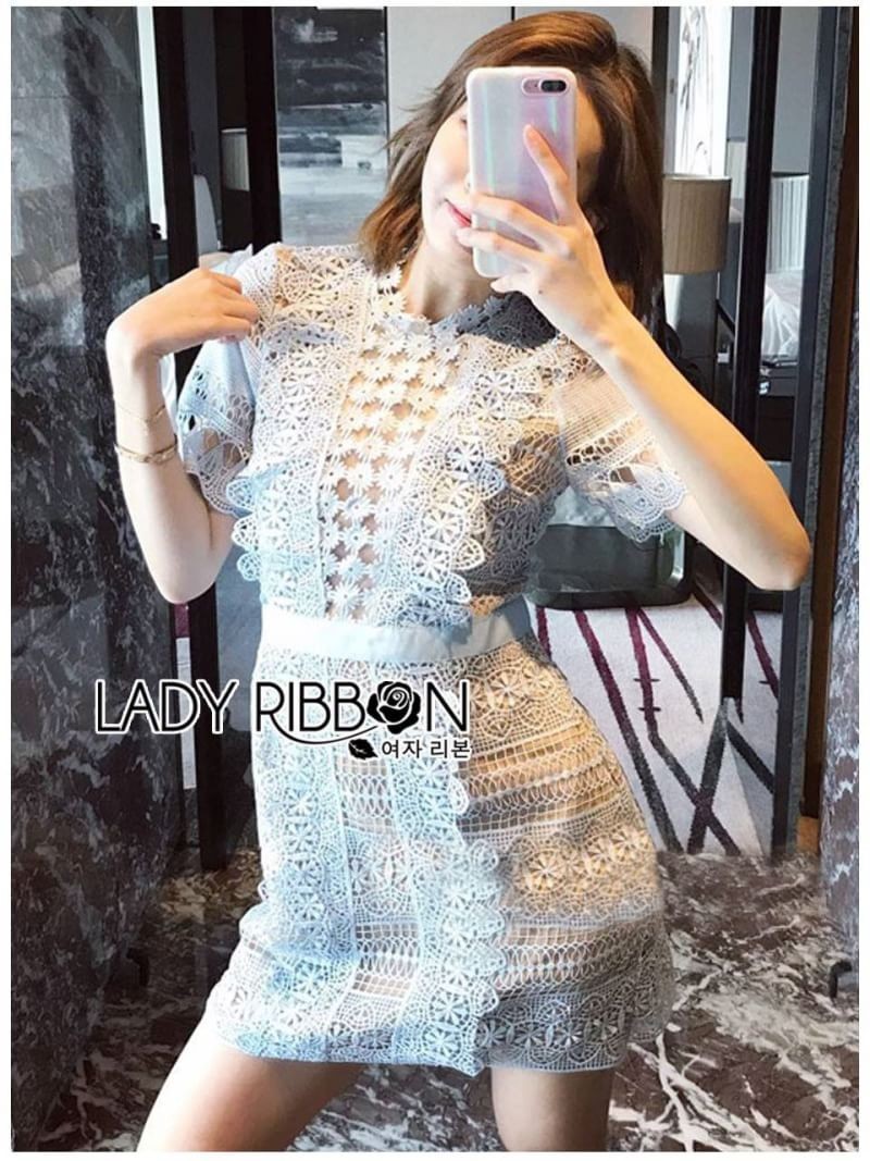 เดรสสั้นผ้าลูกไม้สีฟ้าอ่อนสดใส ลุคนี้เป็นแนวหวานๆ