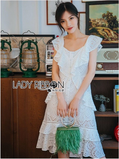 เดรสผ้าคอตตอนสีขาวปักและฉลุลายตกแต่งระบาย