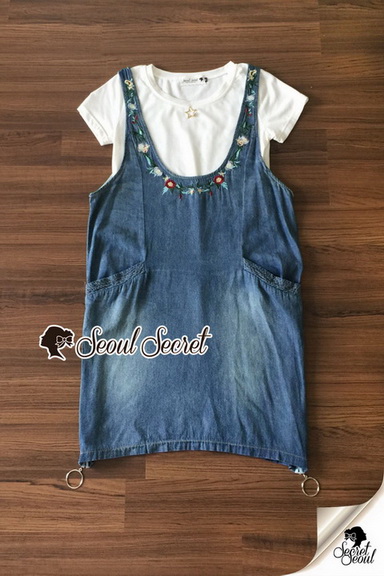 เสื้อสีขาวพร้อมเอี๊ยมกระโปรงสียีนส์