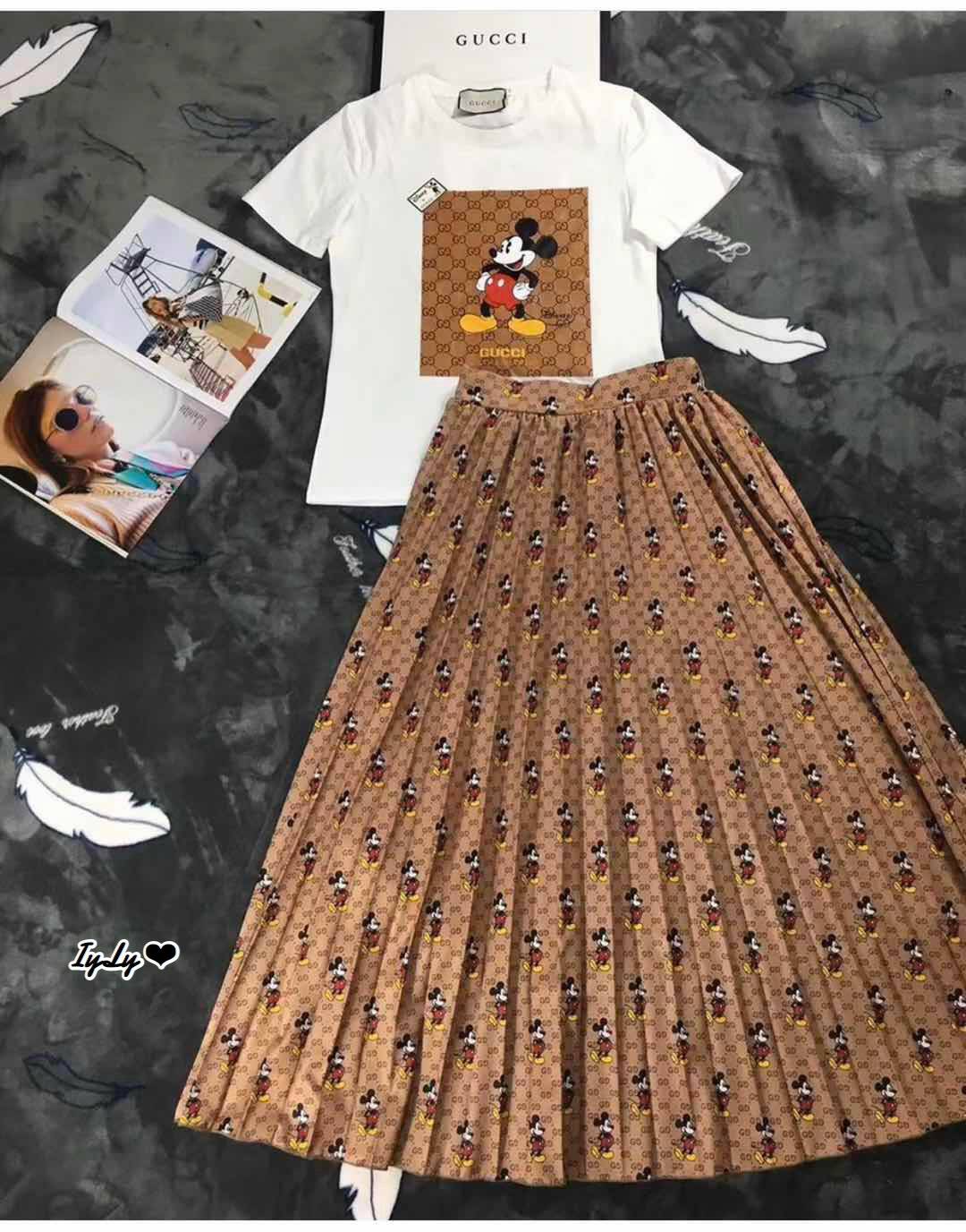 เสื้อกระโปรงพลีทตัวเสื้อแขนสั้นสีขาว