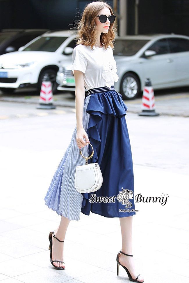 เสื้อยืดทรงคอกลมแขนสั้นสีขาว