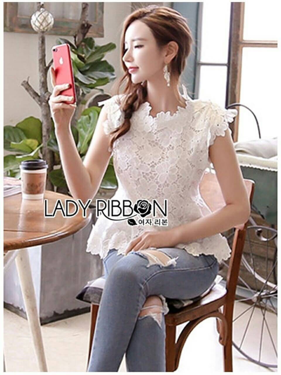 เสื้อแขนกุดคอสูงผ้าลูกไม้ตกแต่งชาย