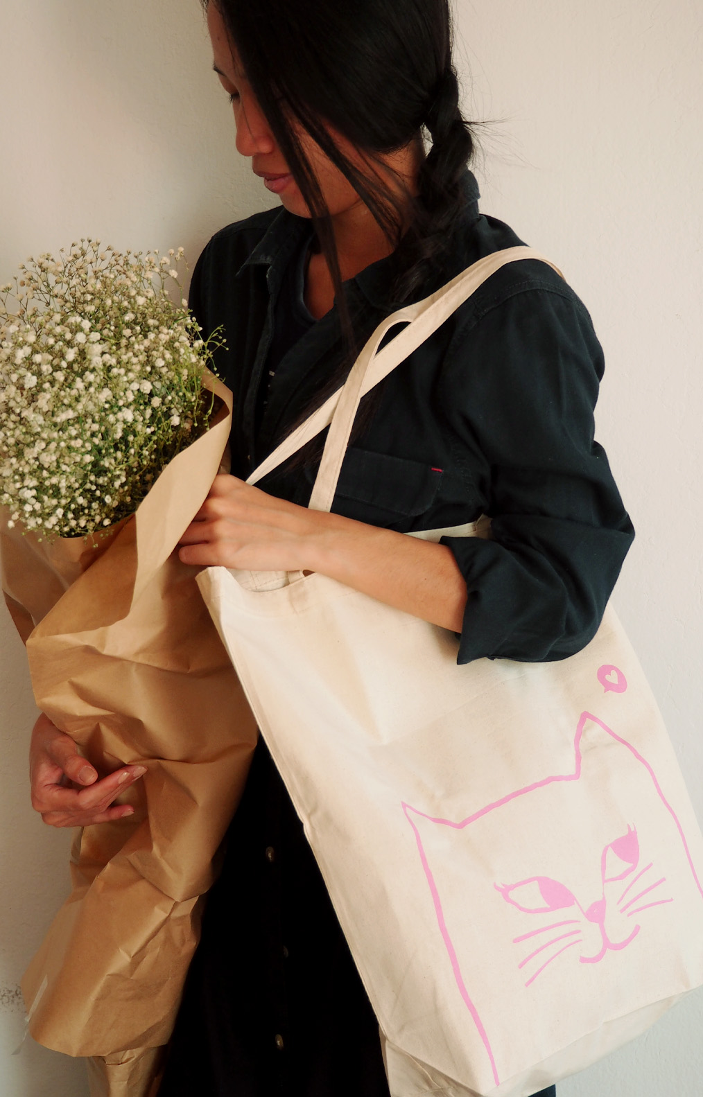 กระเป๋าผ้าดิบธรรมชาติ ลายแมวมองหัวใจ Tote bag natural fabric print with pink cat