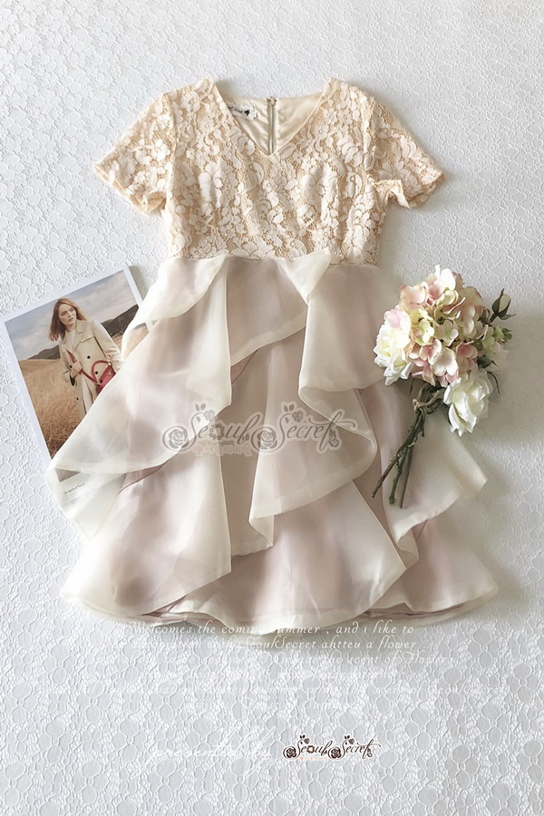 มินิเดรสลุคสาวเกาหลี รุ่นนี้เป็นเดรสทรงคอวี