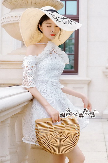 ชุดเดรสเว้าไหล่ช่วงแขนทรงแขนสามส่วน