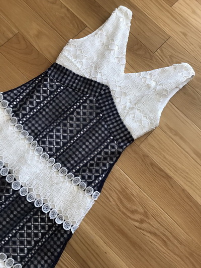 มินิเดรสผ้าลูกไม้สลับสีขาวน้ำเงินทรงคอวี