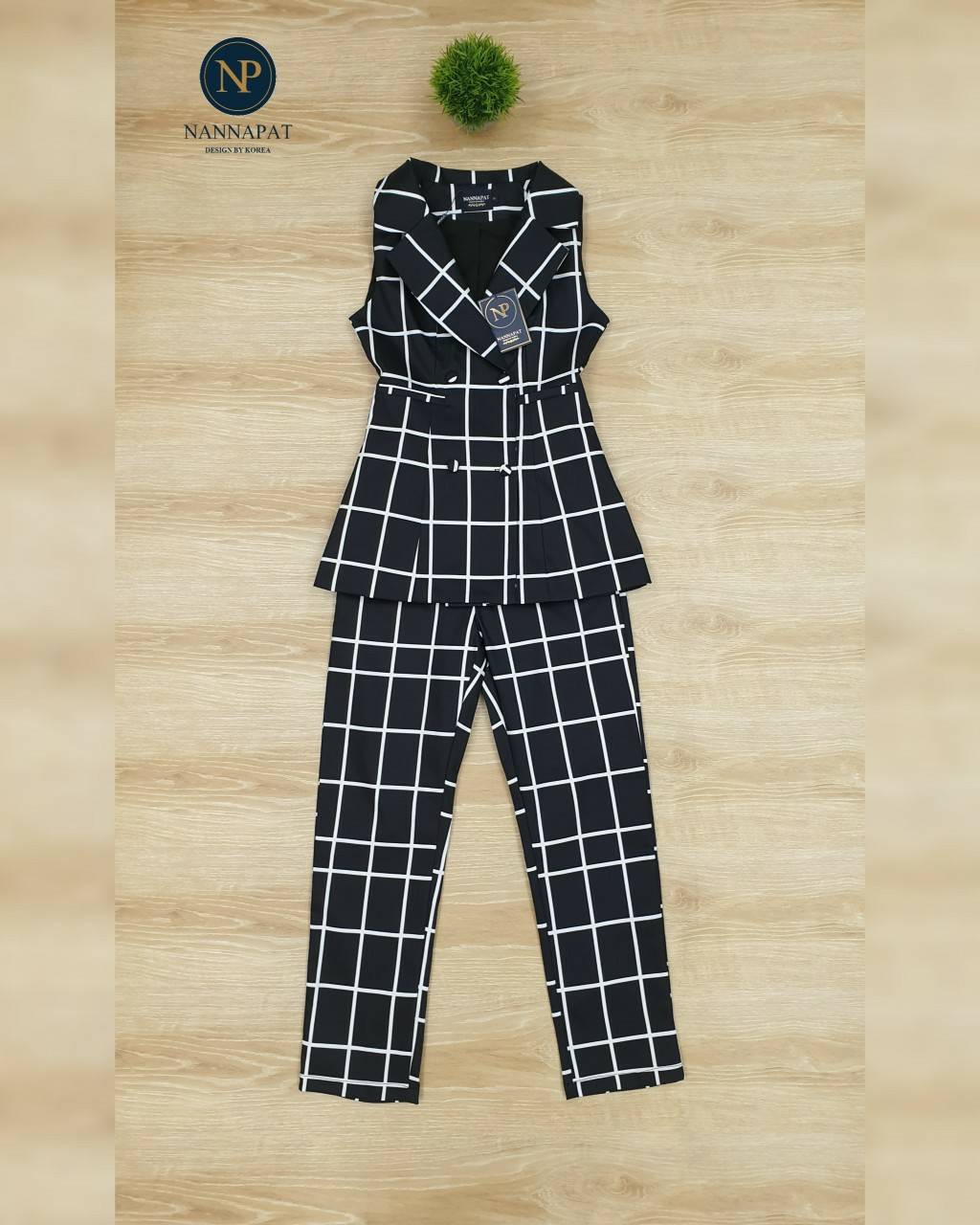 เสื้อสูทแขนกุดกระดุมหน้าลายตารางขาวดำ