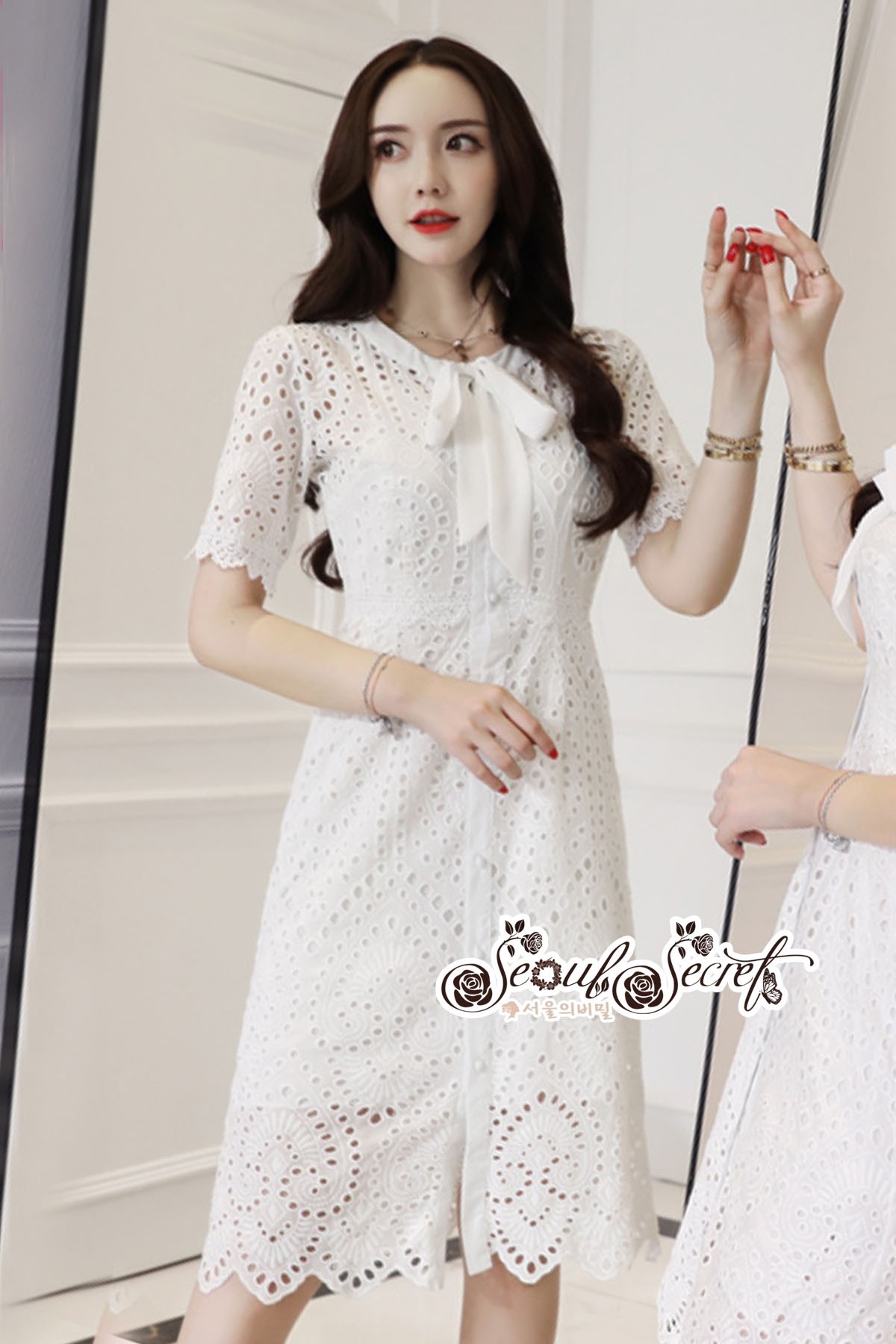 เดรสฉลุลายวงกลมสีขาวคลาสสิค