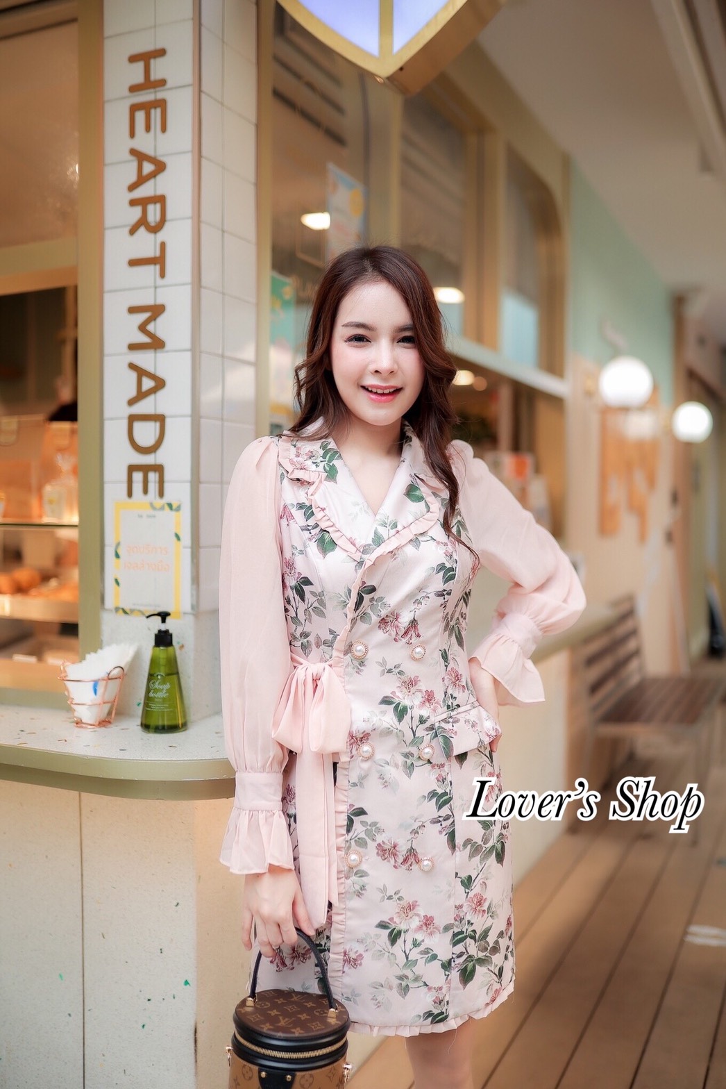 เดรสลายดอกไม้แขนยาว แต่งกระดุมมุก