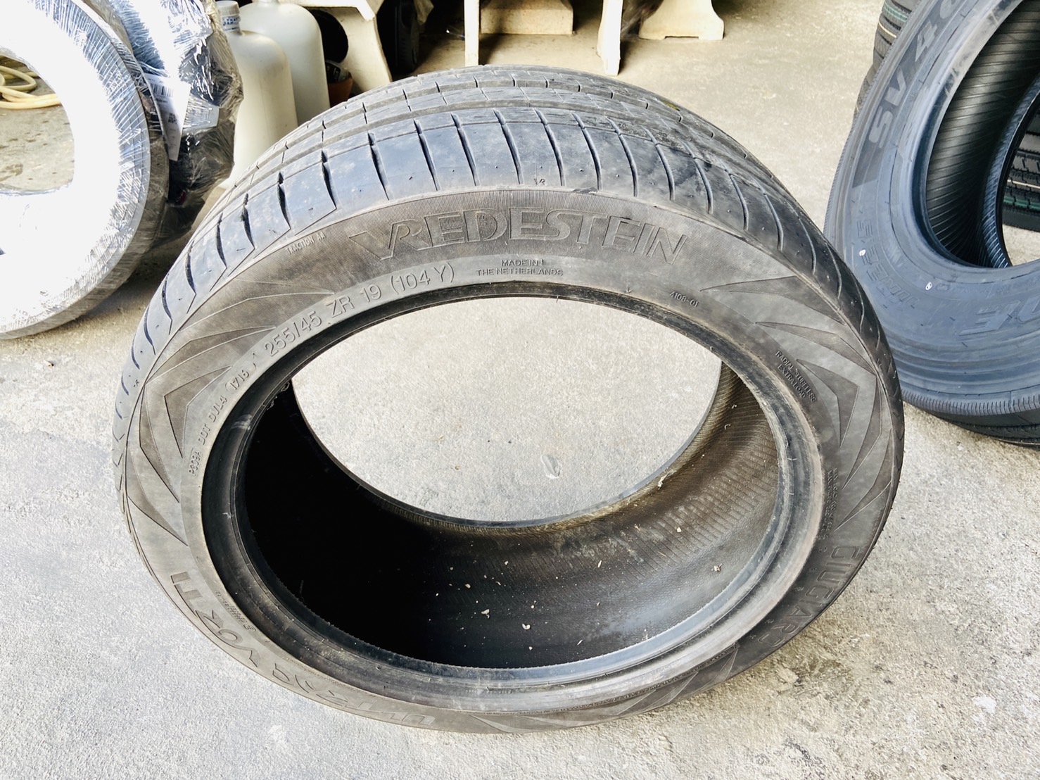 ยางรถยนต์ ขนาด 255/45R19 ยี่ห้อ VREDESTEIN (made in เนเธอร์แลนด์ (ยางมือ 2) ปี 23)