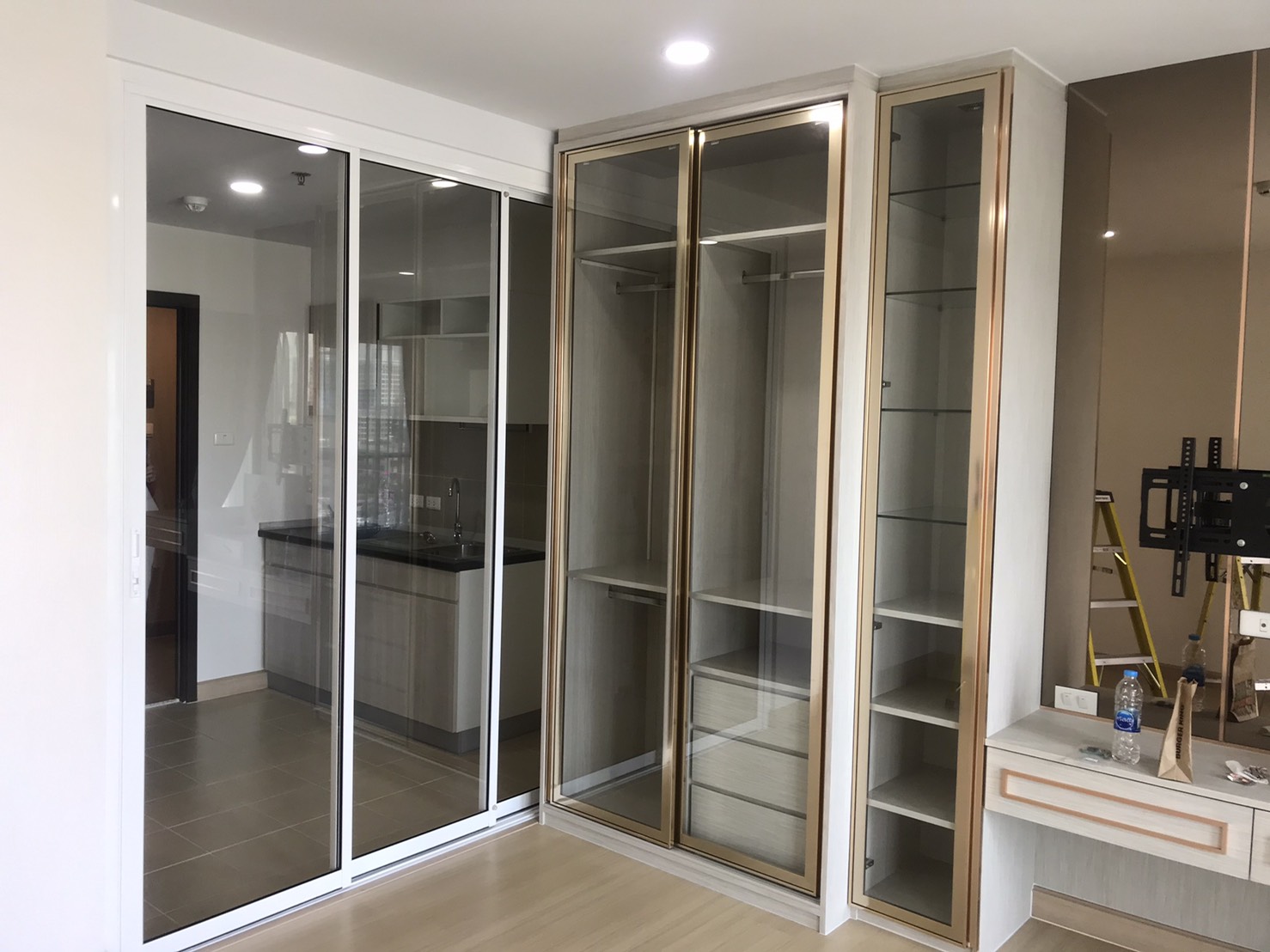 กั้นห้องครัวกับห้องนอนด้วยประตูบานเลื่อนกระจกอลูมิเนียมศุภาลัยปาร์คตลาดพลู