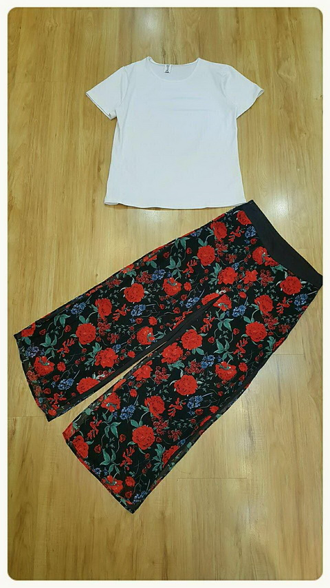 เสื้อผ้ายืดสีขาวคอกลมแขนสั้น