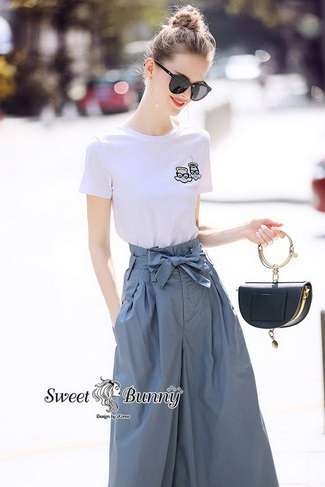 เสื้อผ้ายืดสีขาวคอกลมแขนสั้น