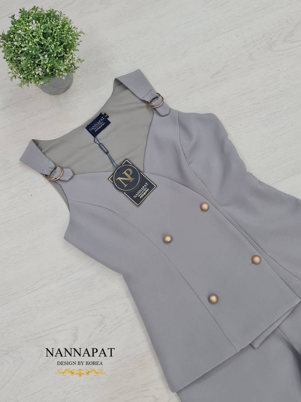 เสื้อกระดุมหน้า แต่งห่วงที่ไหล่