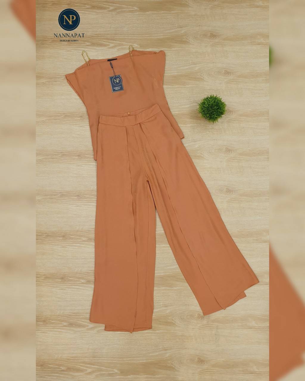 เสื้อสวมหัวไหล่โซ่ต่างระดับกางเกงขายาว