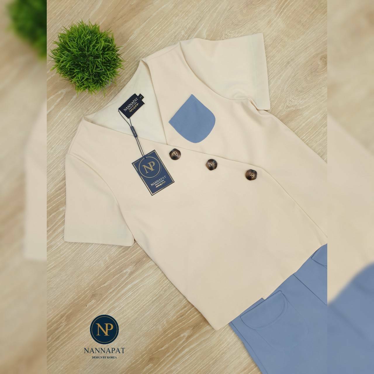 เสื้อกระดุมหน้าแต่งกระเป๋าเล็กๆ