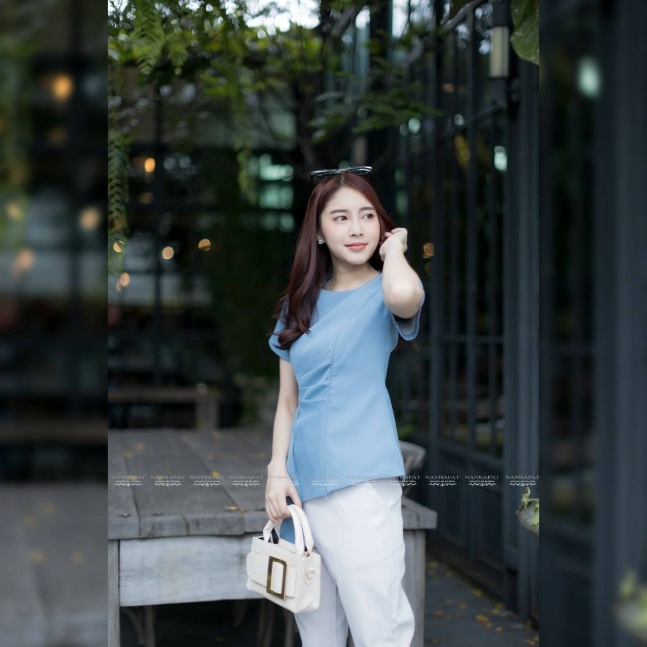 เสื้อเป็นซิปหน้าแต่งจับจีบตรงเอว