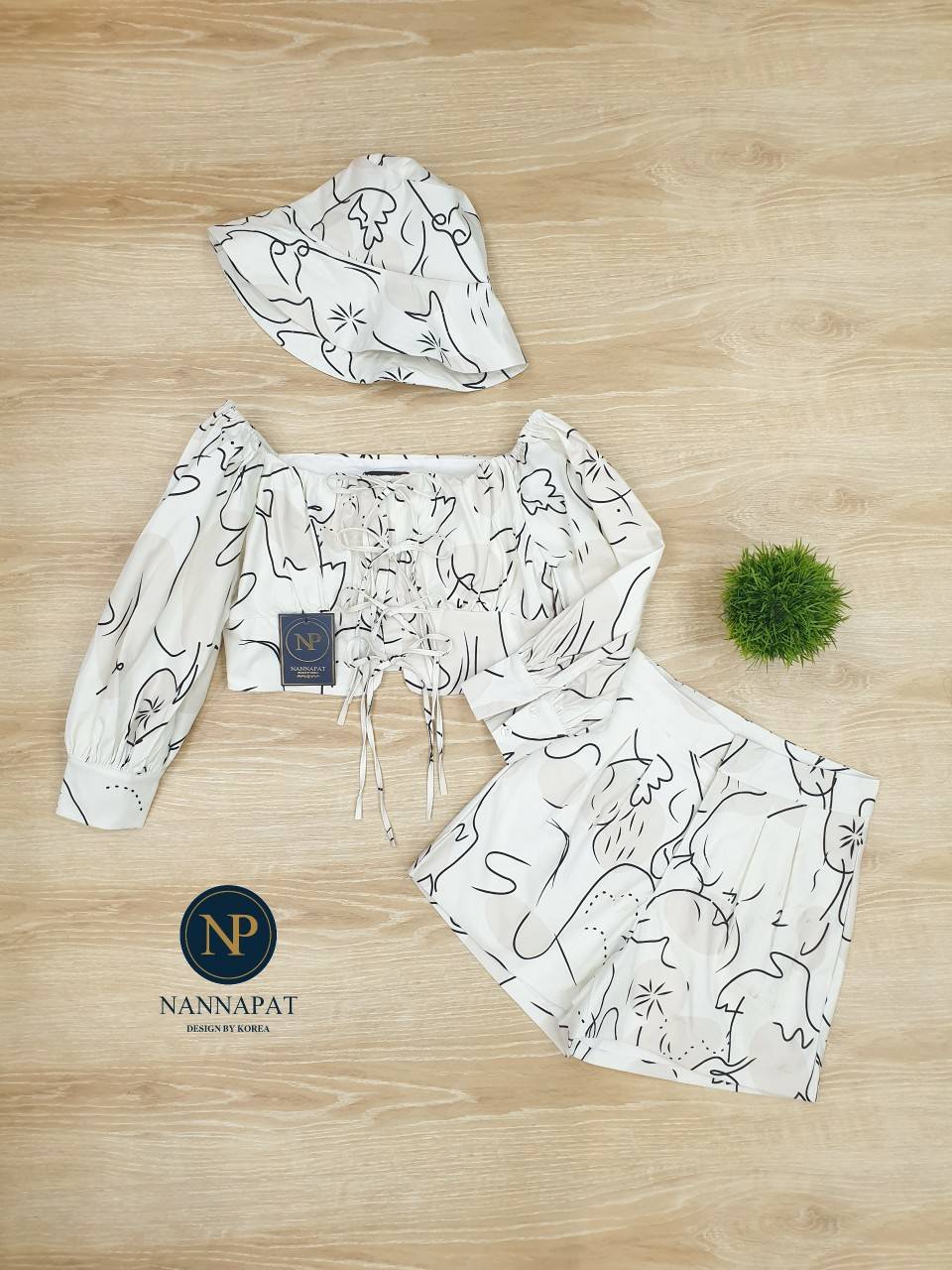 ตัวเสื้อเป็นงานเชือกผูกหน้า