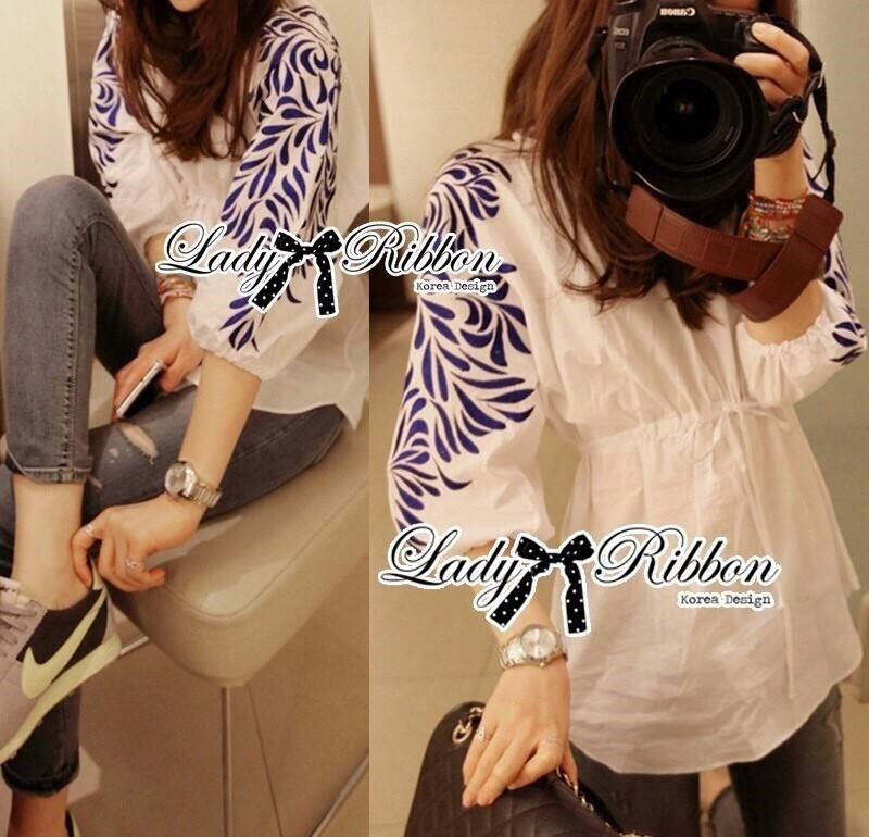 Lady Ribbon's Made 🎀 Lady Christie Minimal Embroidery Shirt เชิ้ตคอสม็อคปักลายสไตล์ Minimal งานแบรนด์ตัวนี้ทรงเก๋สุดๆเลยค่ะ คอเสื้อเป็นแบบจับสม็อค ช่วงแขนพิมพ์ลายกราฟิก งานปักแน่น สีสวย ลายสวยมากๆค่ะ ช่วงกลางตัวประดับโบเล็กๆไว้ผูก