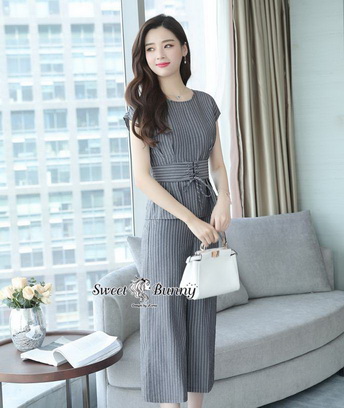 ผ้าลายริ้วเสื้อคอกลมแขนสั้น มีเข็มขัดผ้าติดกับชุด