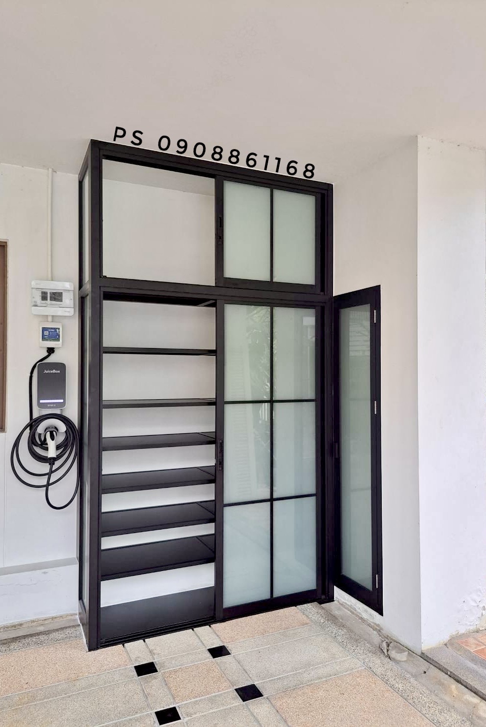 บิ้วอินตู้รองเท้าหน้าบ้านด้วยบานเลื่อนอลูมิเนียมสีดำกระจกฝ้าพร้อมชั้นวางของด้านใน