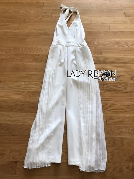 จัมป์สูทสีขาวทรงผูกคอตกแต่งผ้าพลีต