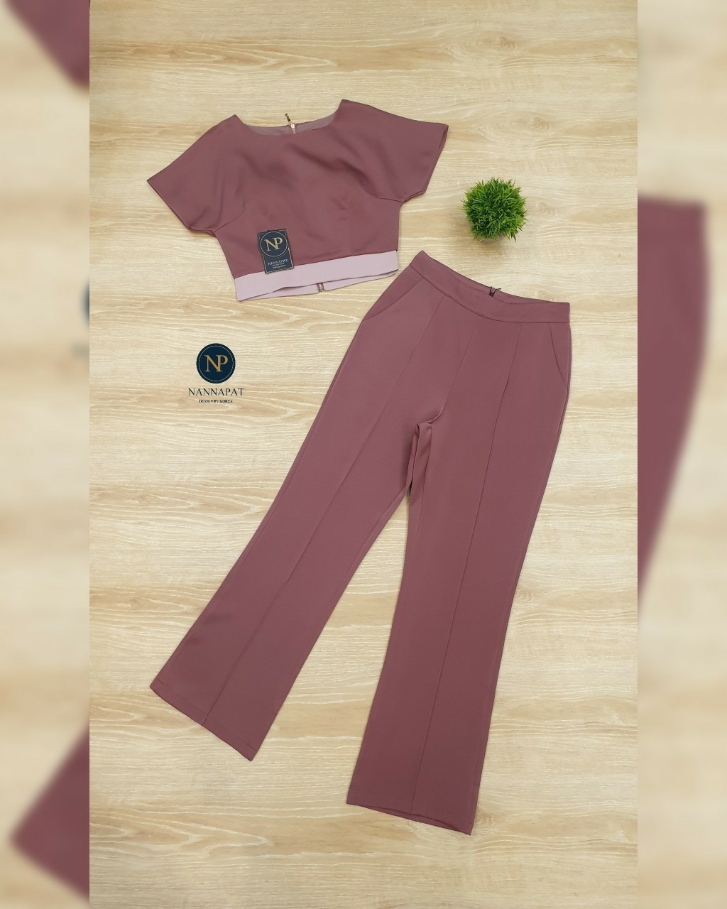 เสื้อซิปหลังตัดขอบเอวดำมีฟองน้ำ