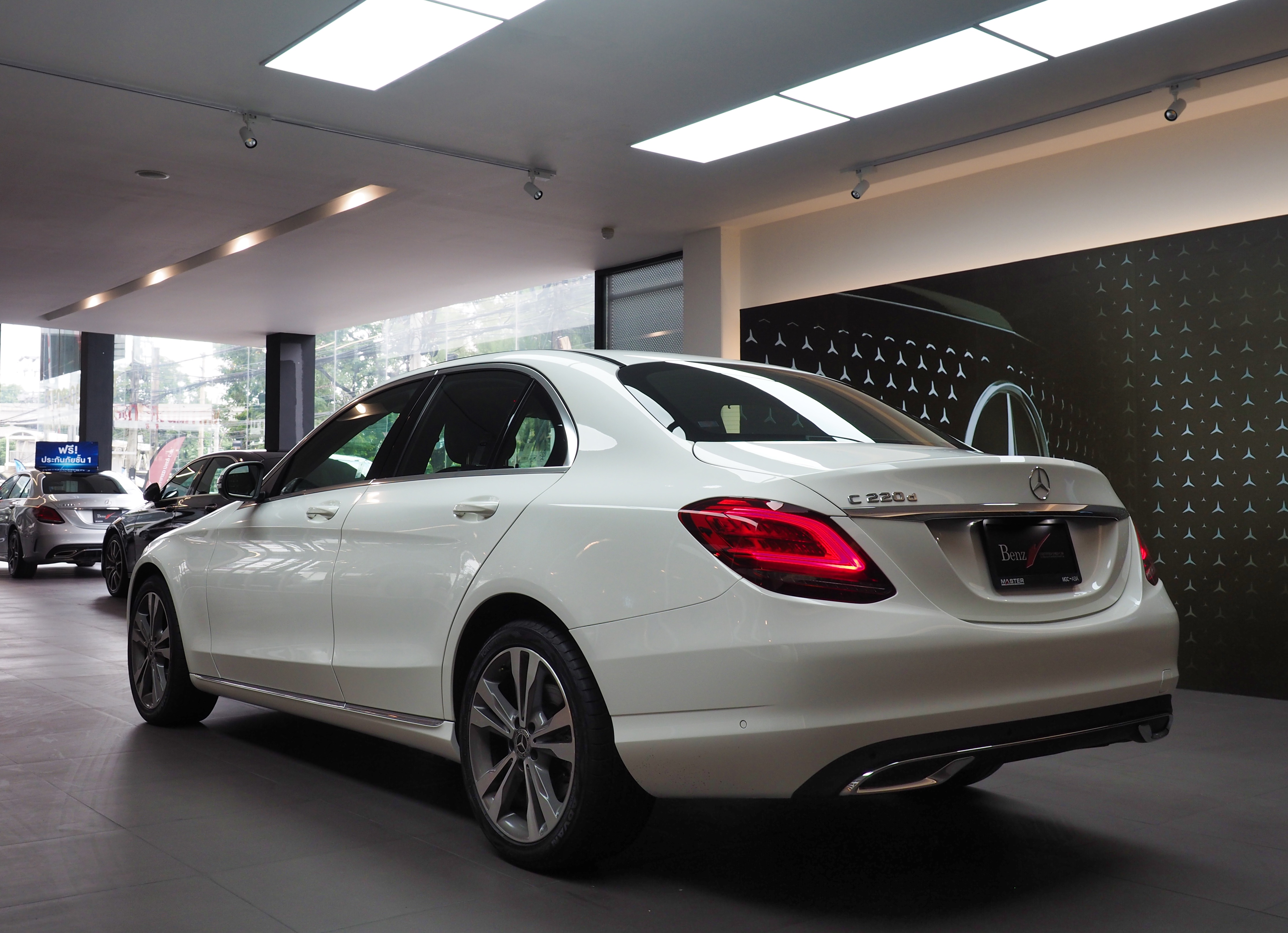 จองแล้ว C220d Avantgarde W205