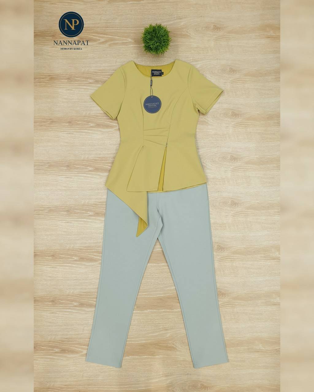 เสื้อเป็นซิปหน้านะคะ แต่งจับจีบตรงเอว