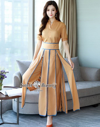 ผ้าสีพื้น เสื้อคอกลม ผ่าอกด้านหน้าเป็นตัววี กางเกงเอวสูง