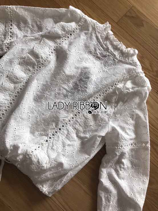 เสื้อผ้าคอตตอนสีขาวปักและฉลุลาย